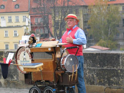 One-man-band-of-Prague-250x188